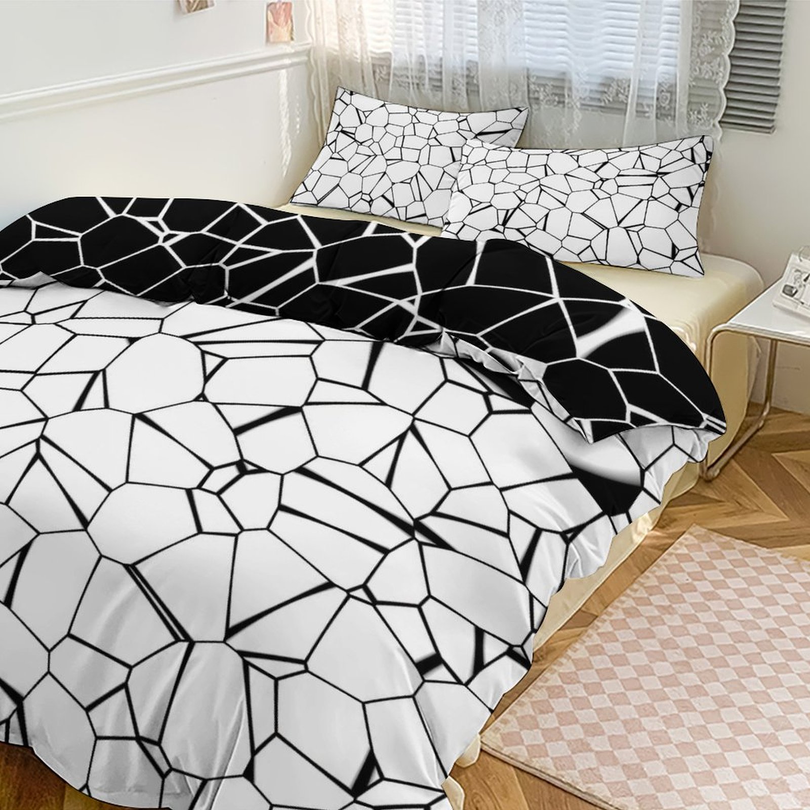 3-Piece Bedding Set (1 Duvet Cover + 2 Pillow Shams) 3-Piece Bedding Set King Size – Black and White Shattered
